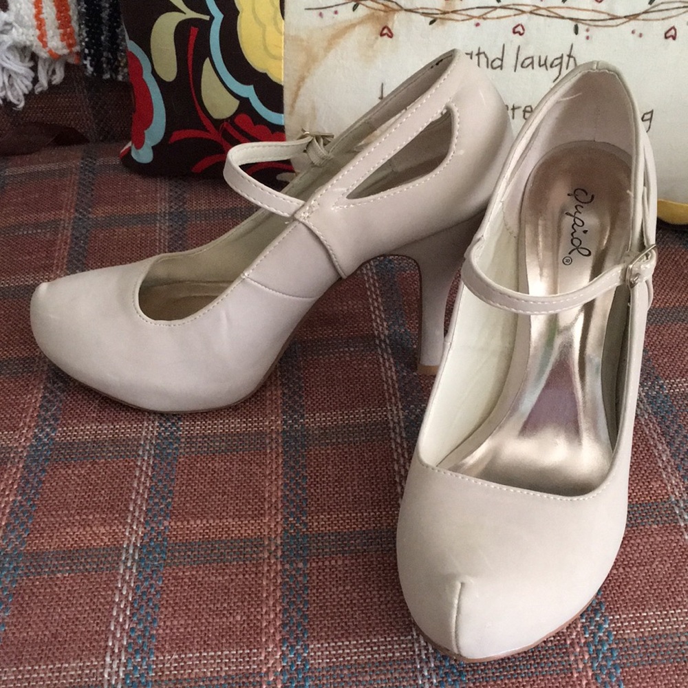 ✨🌙✨Adorable strappy heels✨🌙✨